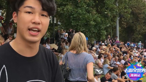 墨尔本狂欢节实拍,外国人花样作死:把胸罩做成降落伞跳江?